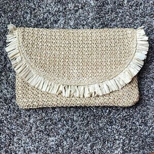 Beachly straw clutch